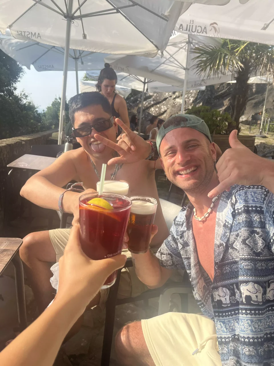 due ragazzi che brindano con un tinto de Verano in un bar a San Sebastian 